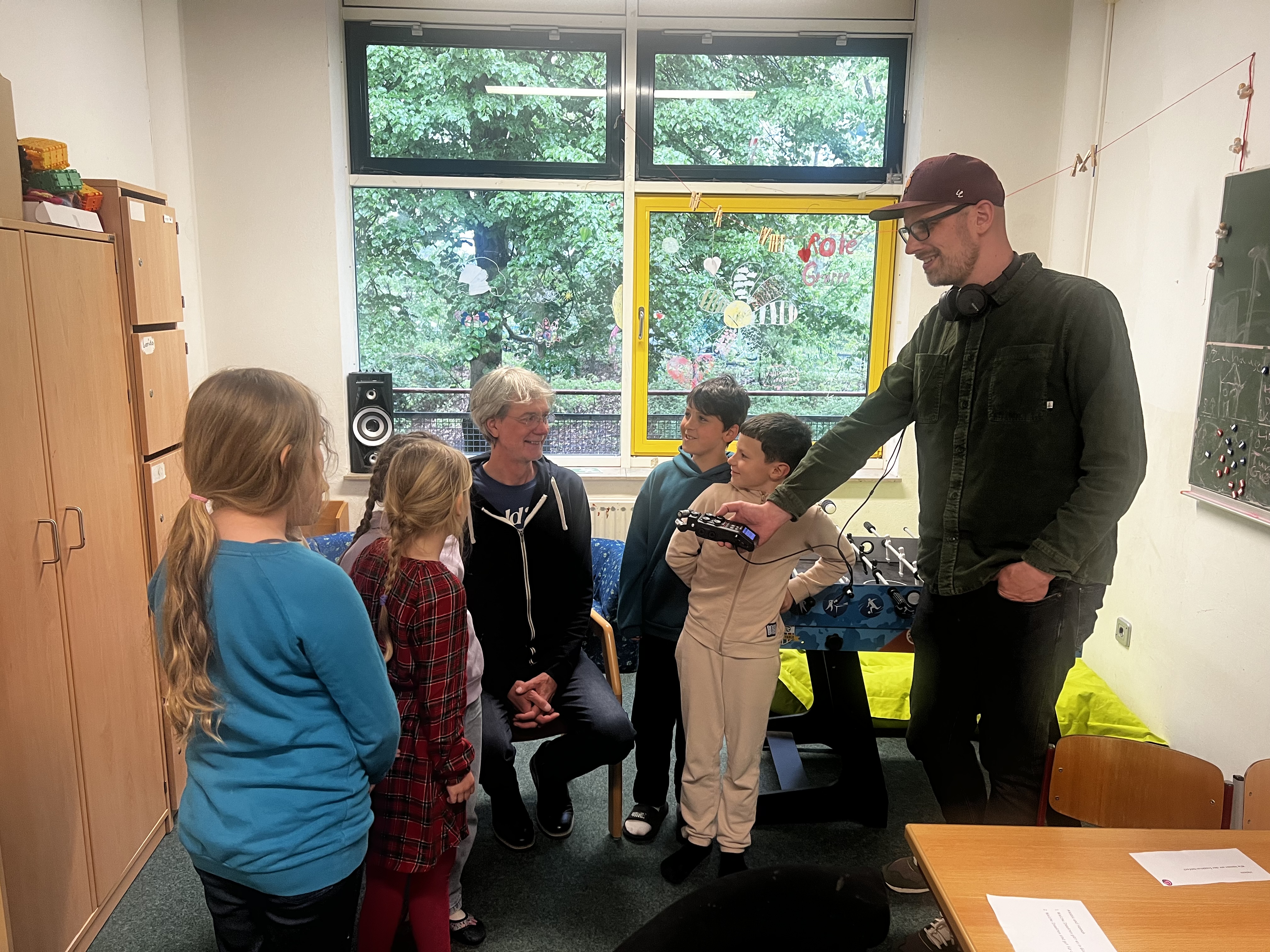 Die 3. Klasse der Grundschule Wiesenfeld in Glinde und Autor Birk Grüling beim Experteninterview für ihren Podcast. Foto: Stabsbereich Kultur